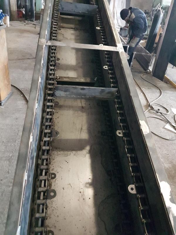 Скребковый конвейер подачи угля и забора золы