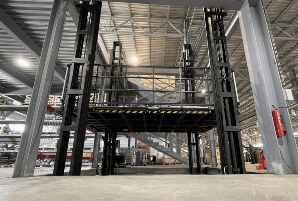 Четырехстоечный гидравлический подъемник